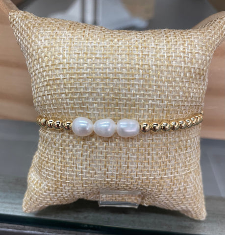 Gold beaded bracelet with 3 pearls